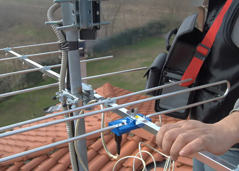 Antenniste orientant une antenne râteau